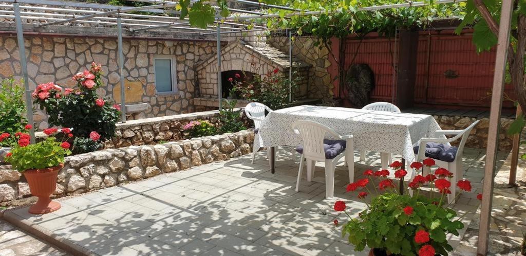 Apartments Roses Dobrinj Exterior photo